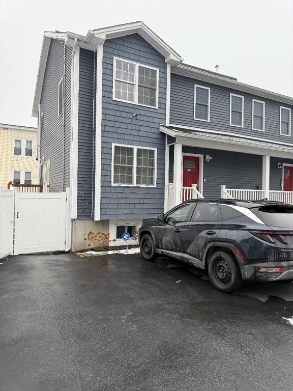 Exterior, Facade, Rowhouse