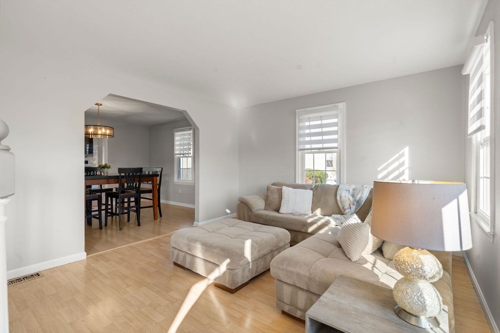 Chandelier, Dining room, Interior, Living room, Pendant Lights, Wood Texture Flooring