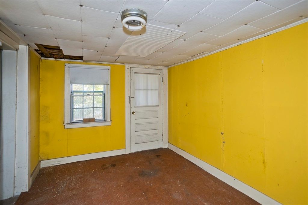 Empty room, Interior