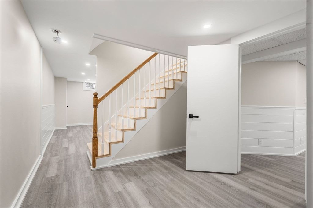 Interior, Recessed Lighting, Wood Texture Flooring