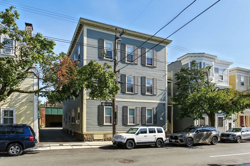 Exterior, Facade, Rowhouse