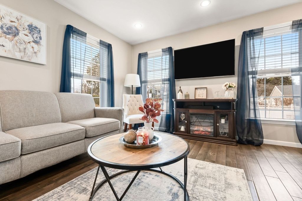 Interior, Living room, Recessed Lighting, Wood Texture Flooring