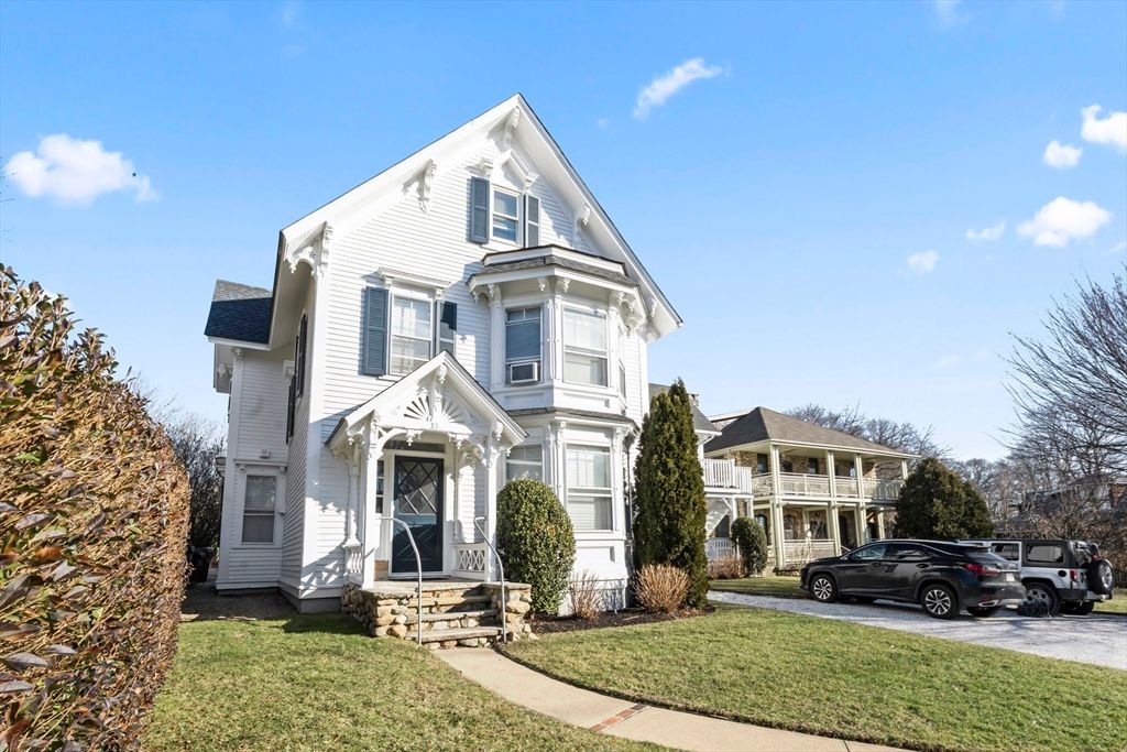 Exterior, Facade, Queen Anne Victorian