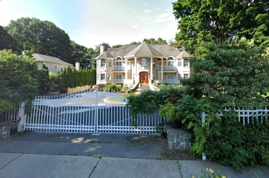 Exterior, Facade, Queen Anne Victorian