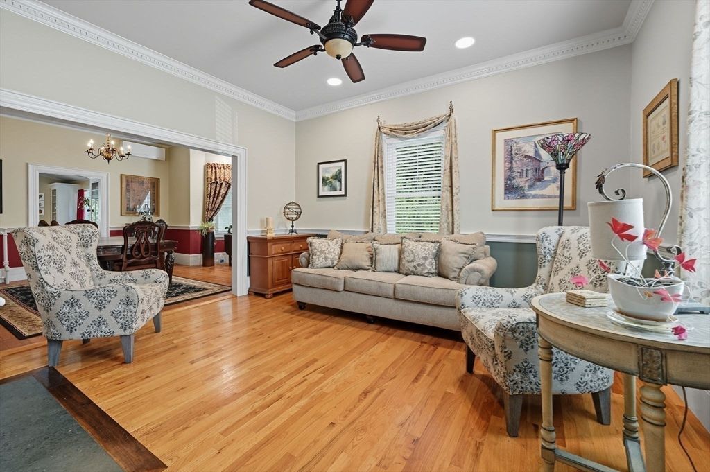 Chandelier, Dining room, Interior, Living room, Recessed Lighting, Wood Texture Flooring