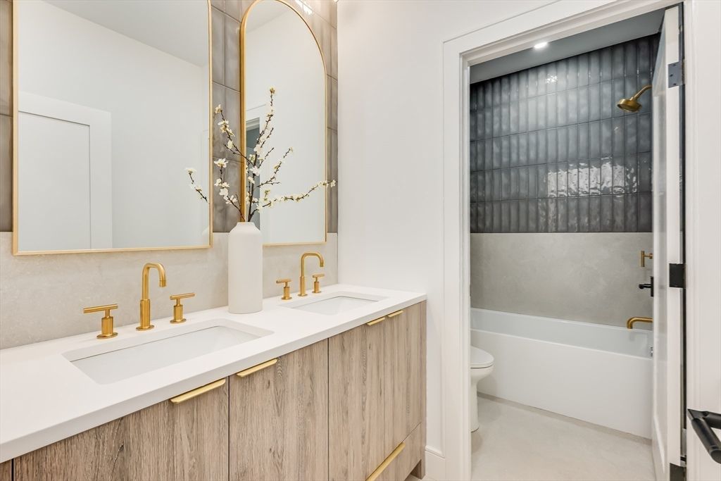 Bathroom, Dual Sink Vanities, Interior
