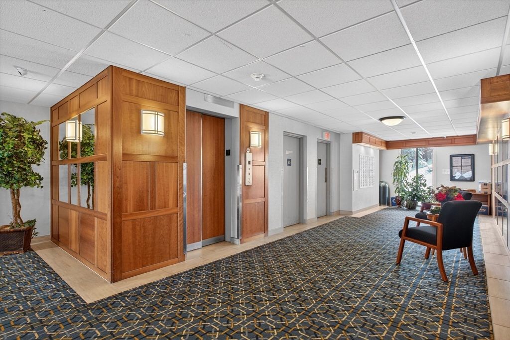 Dining room, Elevator, Interior, Recessed Lighting