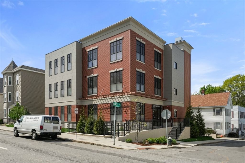 Exterior, Facade, Brick Facade, Rowhouse