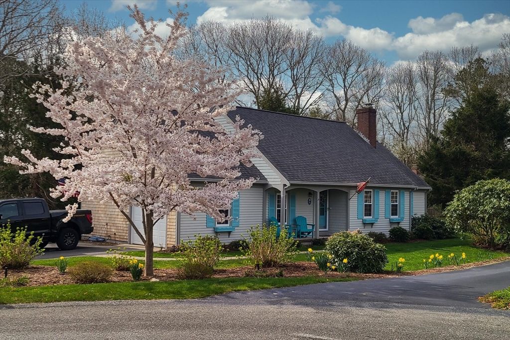 Attached, Exterior, Facade, Cape Cod