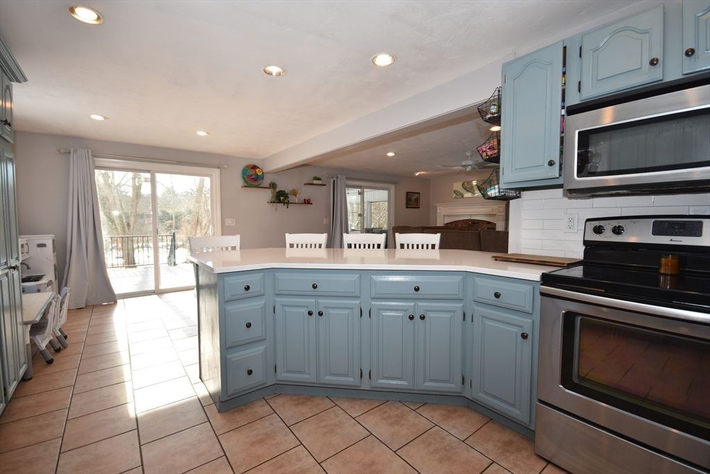 Dining room, Interior, Kitchen, Recessed Lighting, Stainless Steel Appliances
