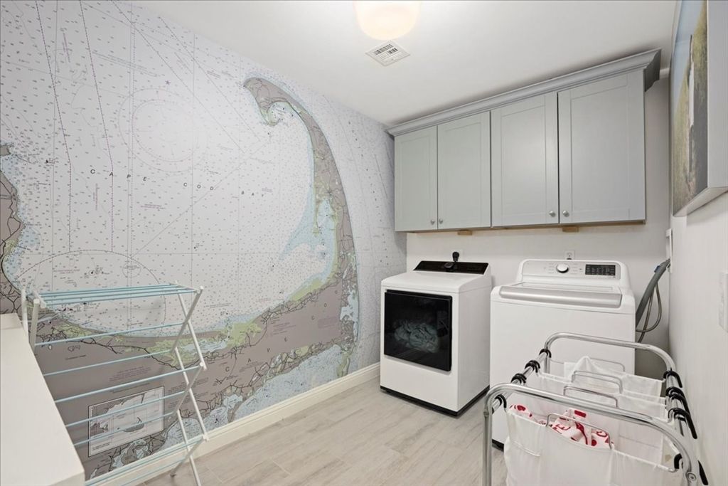 Interior, Washer, Wood Texture Flooring