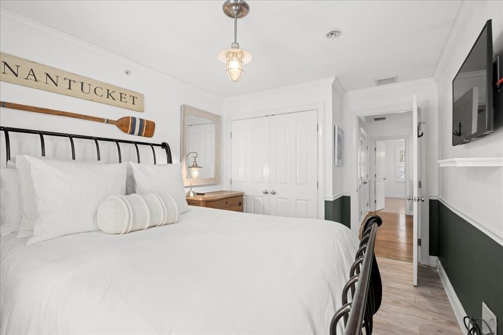 Bedroom, Interior, Pendant Lights, Wood Texture Flooring