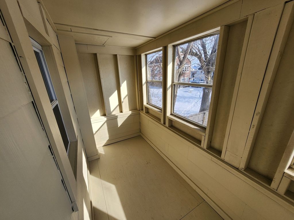 Empty room, Interior
