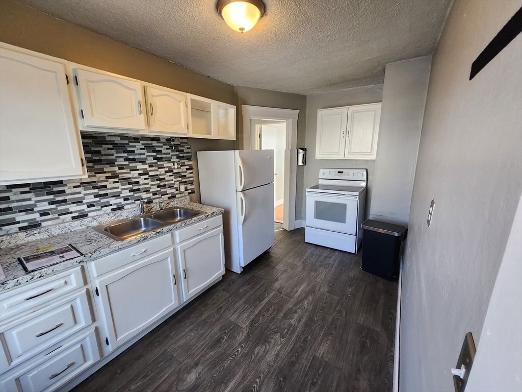 Interior, Kitchen, Washer, Wood Texture Flooring