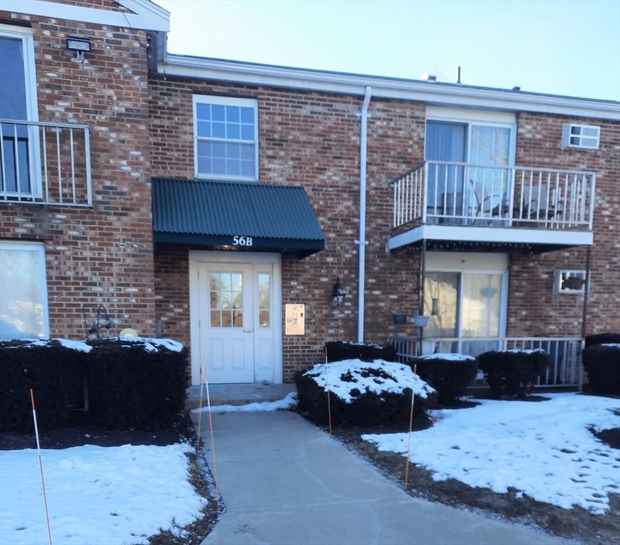 Exterior, Facade, Brick Facade, Rowhouse