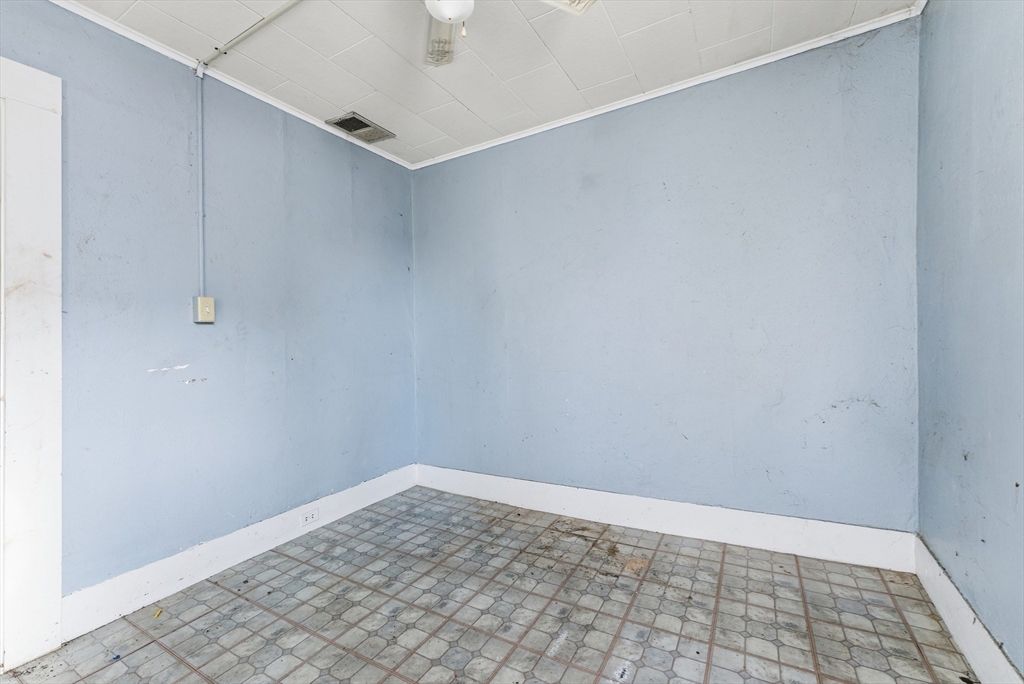 Empty room, Interior