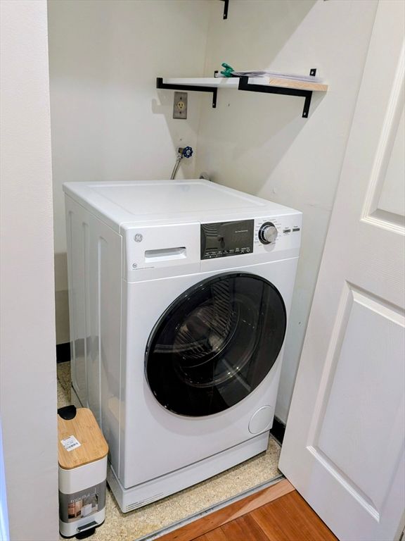 Interior, Utility Closets, Washer, Wood Texture Flooring