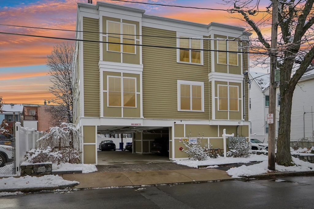 Exterior, Facade, Rowhouse