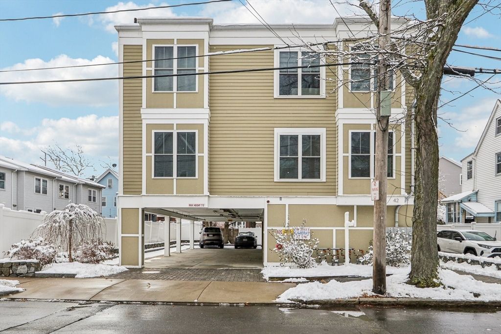Exterior, Facade, Rowhouse