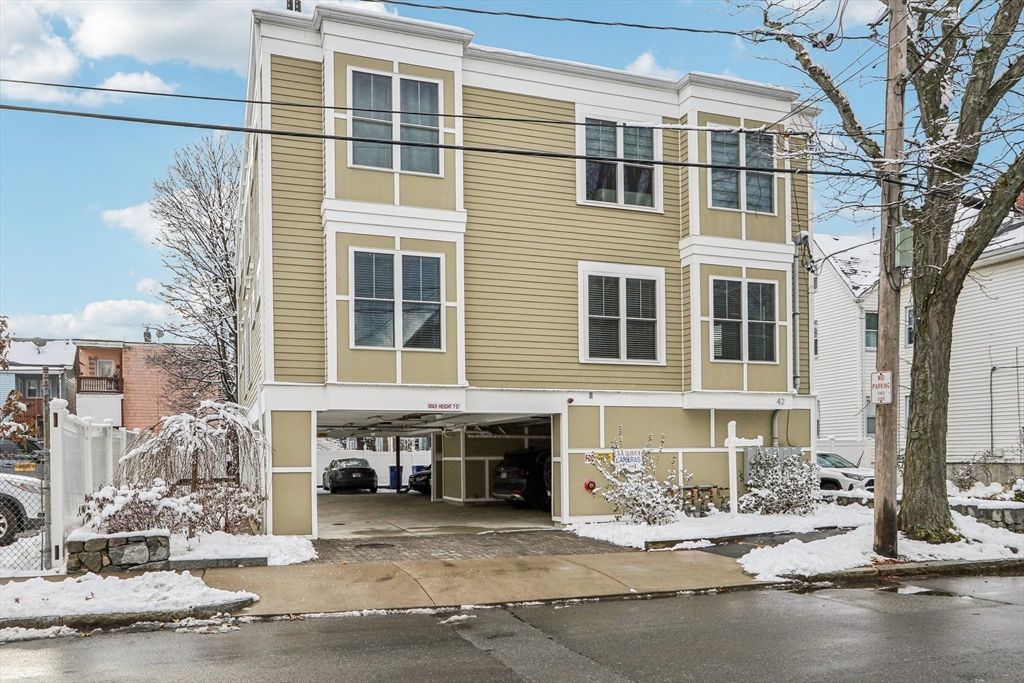 Exterior, Facade, Rowhouse