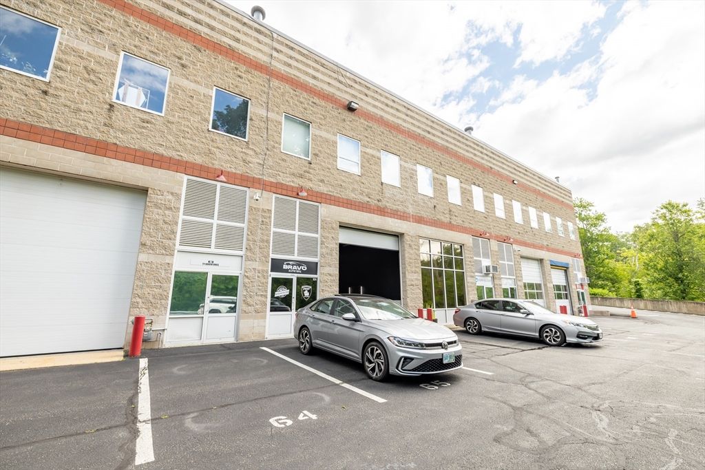 Attached, Exterior, Facade, Brick Facade, Chicago School