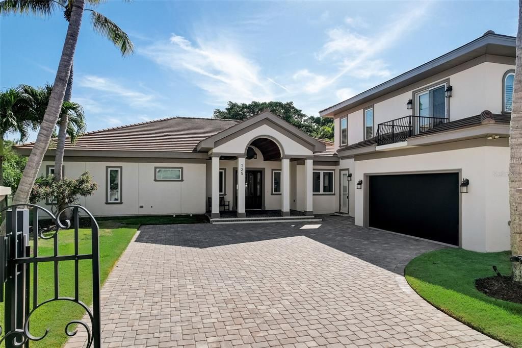 Attached, Exterior, Facade, Ranch