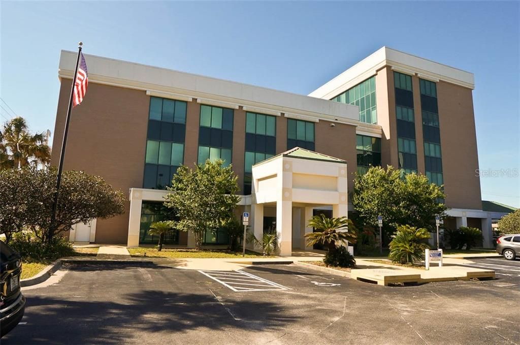 Exterior, Facade, Modern
