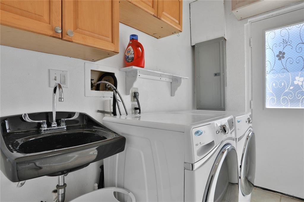 Interior, Washer, Ceramic Tile