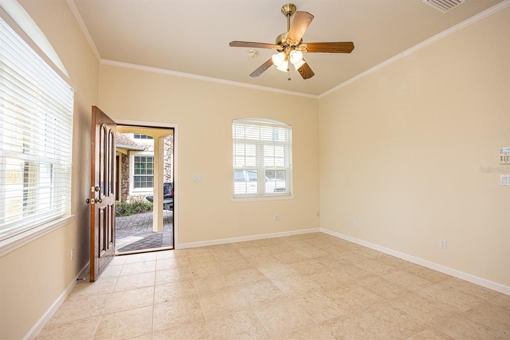 Empty room, Interior