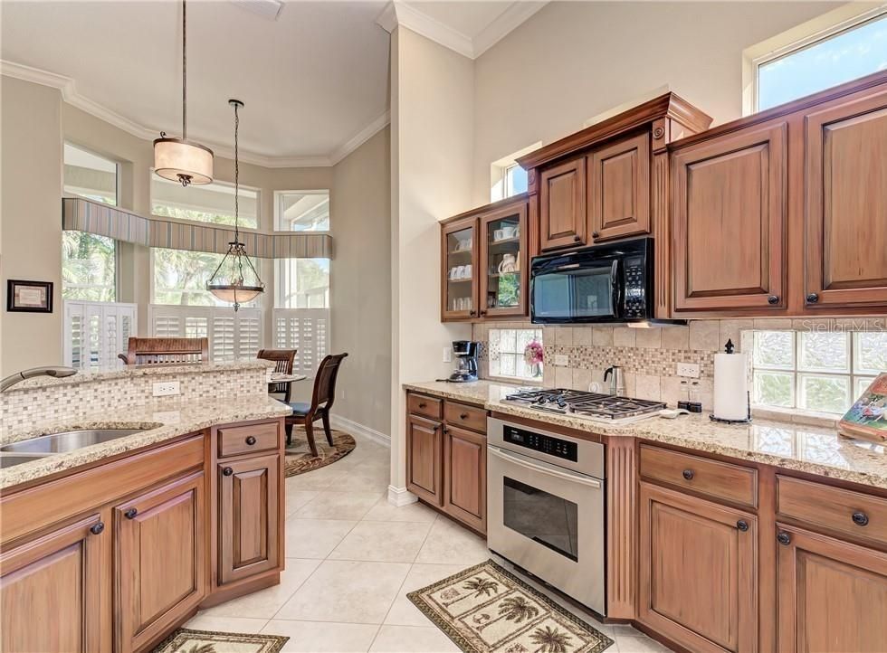 Dining room, Interior, Kitchen, Pendant Lights, Stainless Steel Appliances