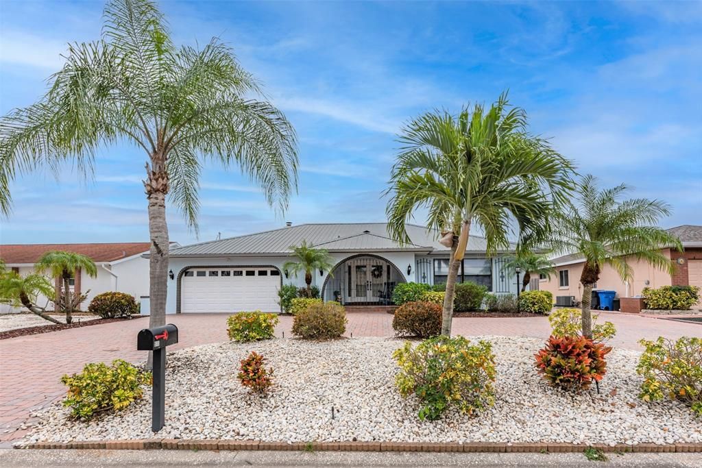 Attached, Exterior, Facade, Ranch