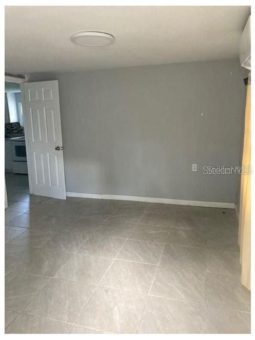 Empty room, Interior