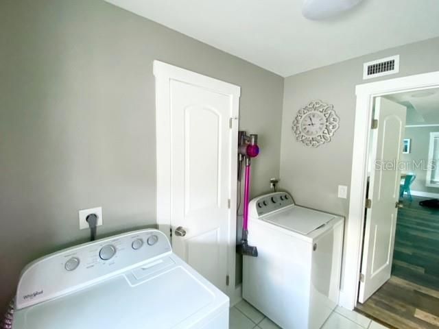 Interior, Washer, Wood Texture Flooring