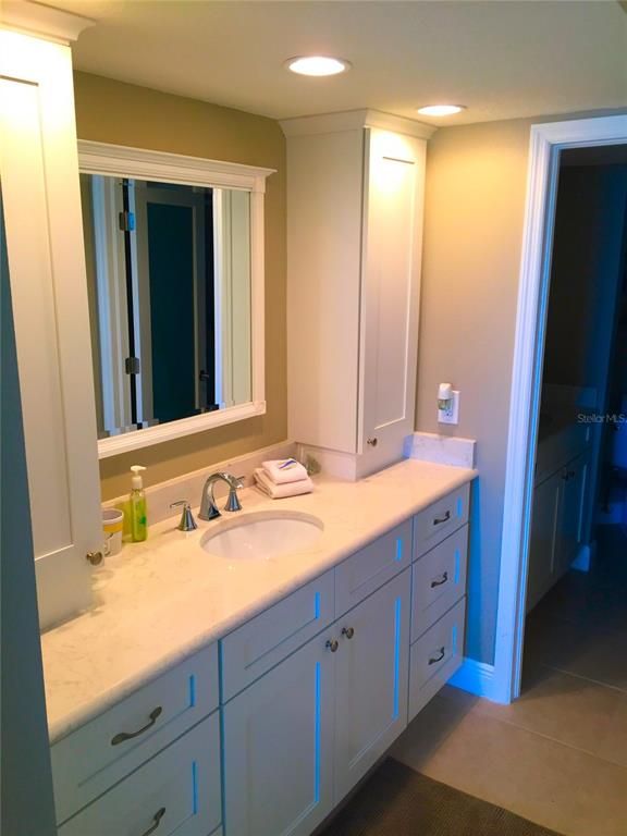 Bathroom, Dual Sink Vanities, Interior, Recessed Lighting