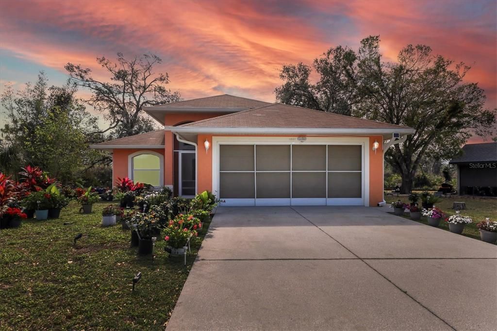 Attached, Exterior, Facade, Modern