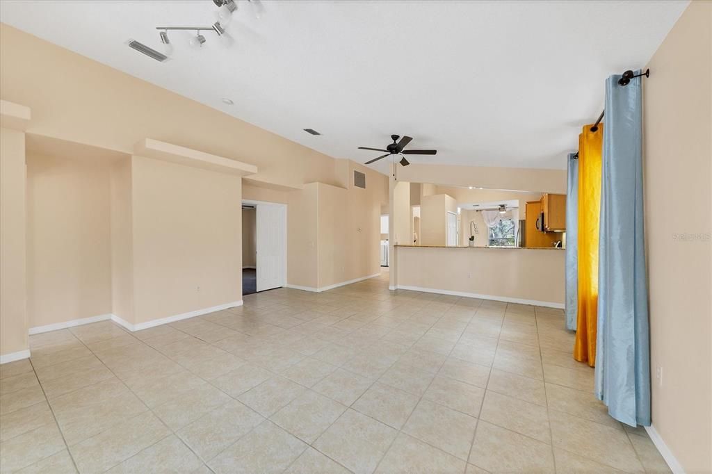 Empty room, Interior