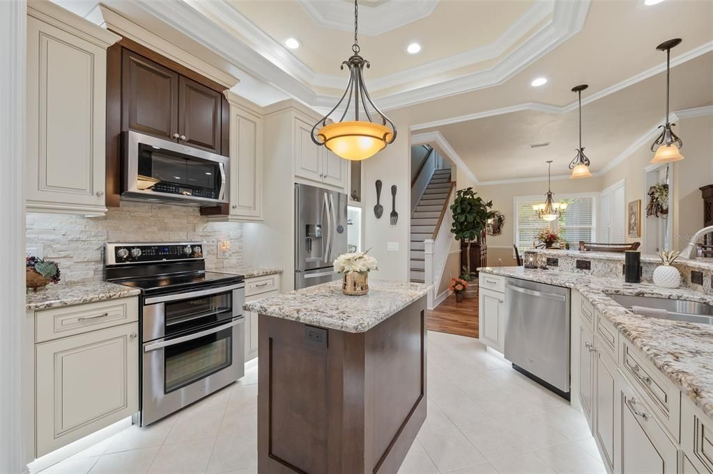 Dining room, Interior, Kitchen, Pendant Lights, Recessed Lighting, Stainless Steel Appliances