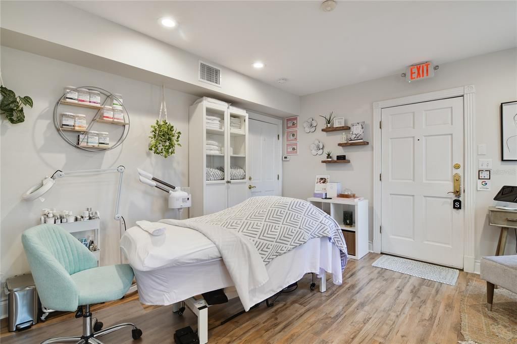 Interior, Recessed Lighting, Wood Texture Flooring