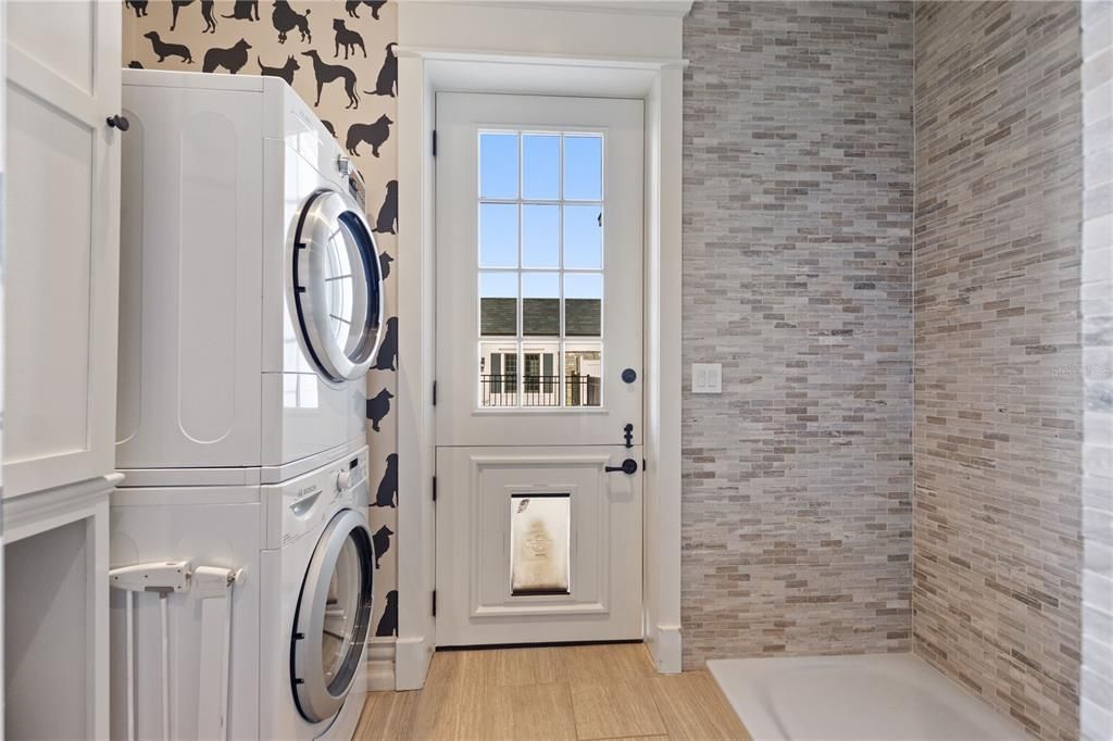 Interior, Utility Closets, Washer, Wood Texture Flooring