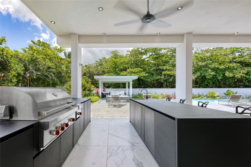Exterior, Marble, Outdoor Kitchen