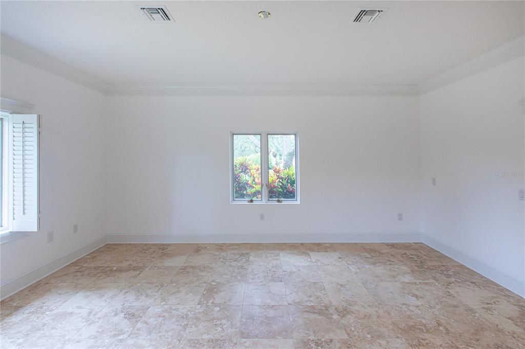 Empty room, Interior