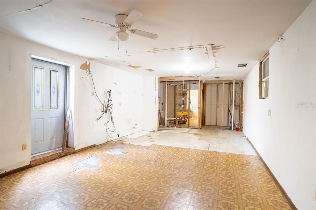 Empty room, Interior
