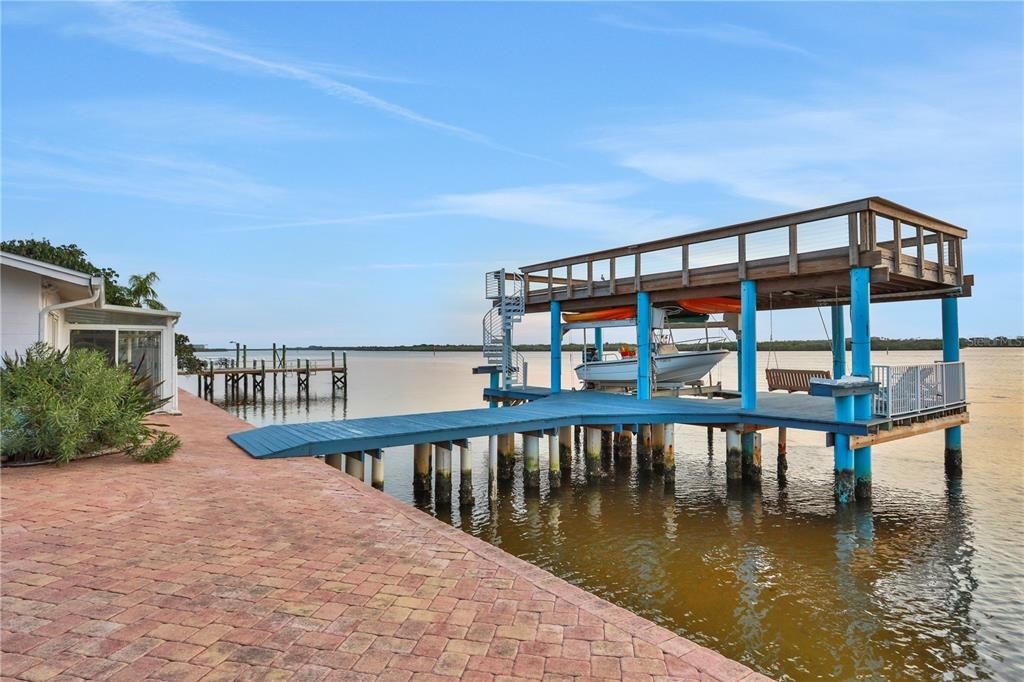 Exterior, Lake