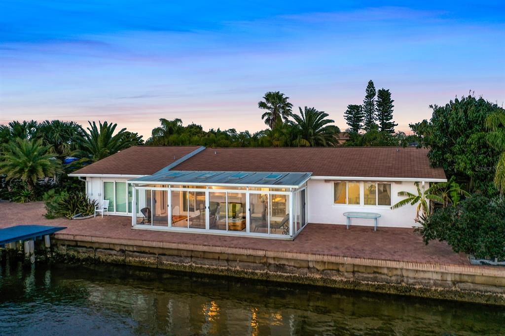 Exterior, Lake