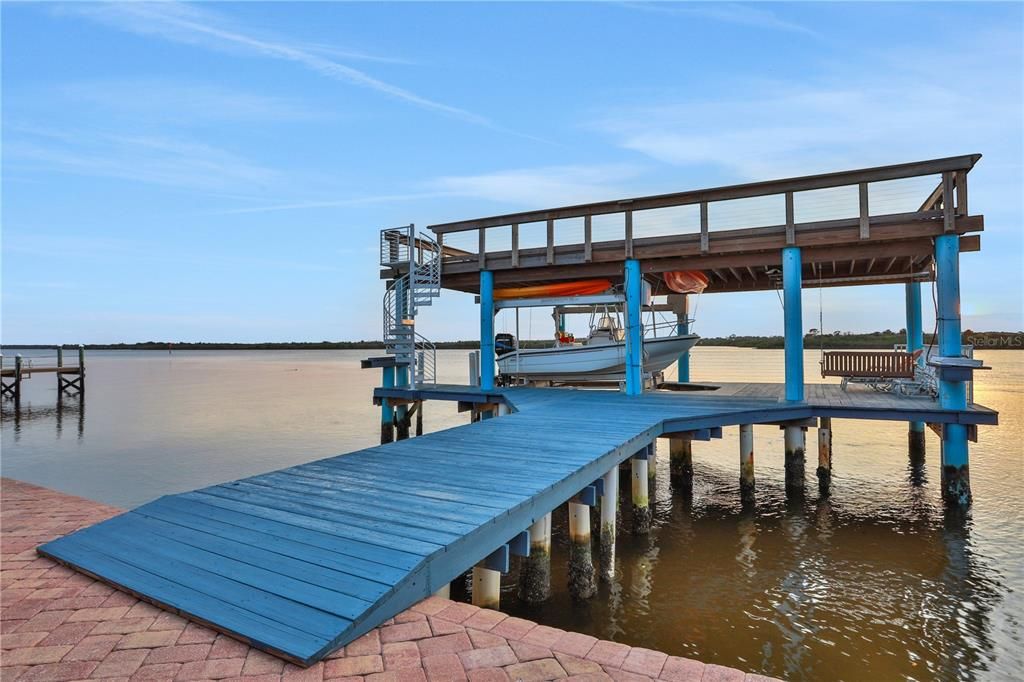 Exterior, Lake
