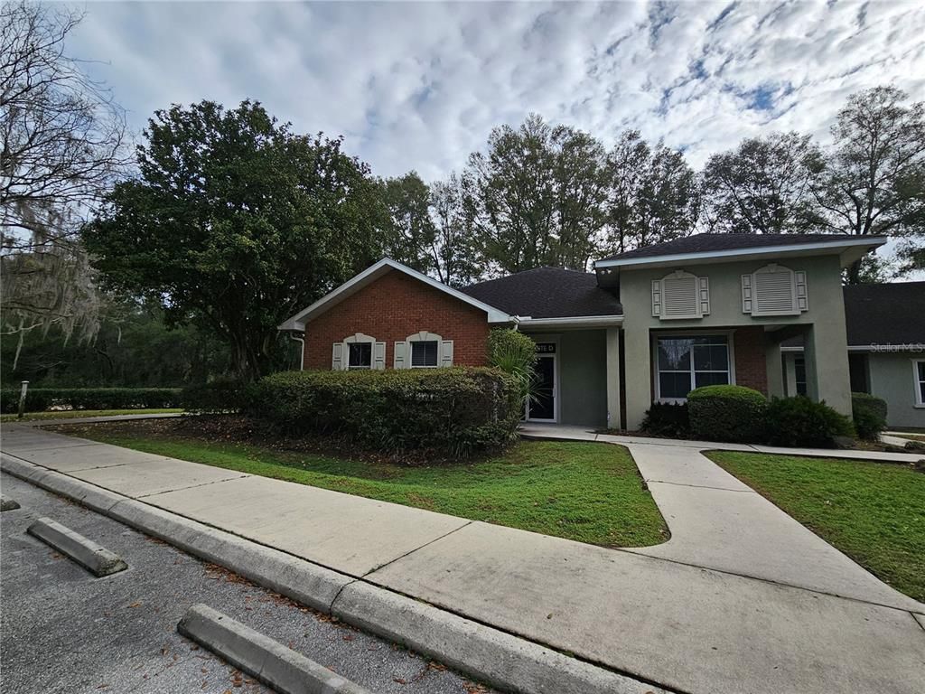 Exterior, Facade, Brick Facade, Ranch