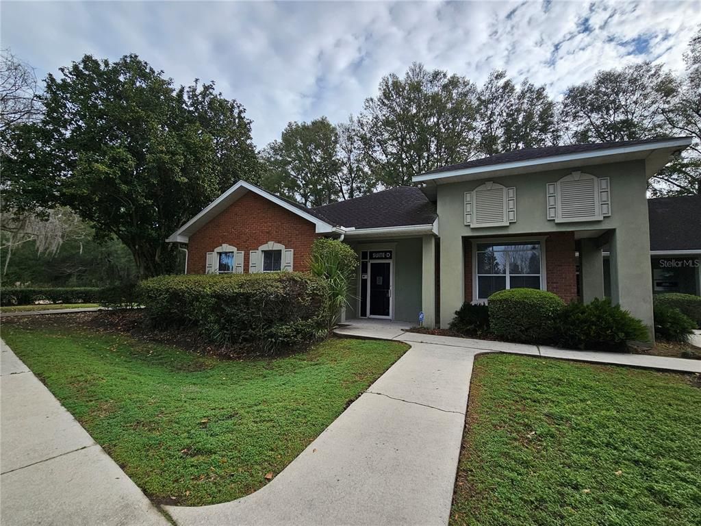 Exterior, Facade, Brick Facade, Ranch