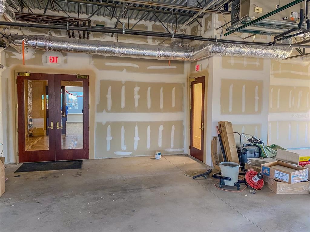Empty room, Interior