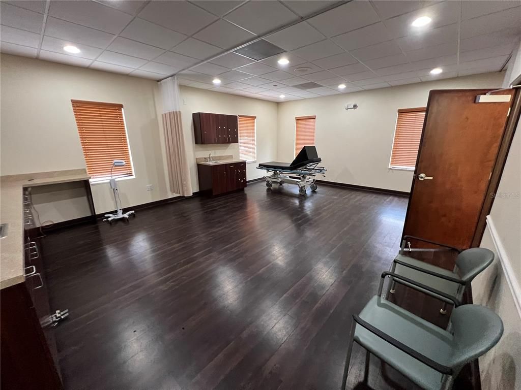 Fitness Equipment, Interior, Recessed Lighting, Wood Texture Flooring