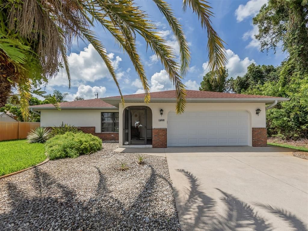 Attached, Exterior, Facade, Ranch